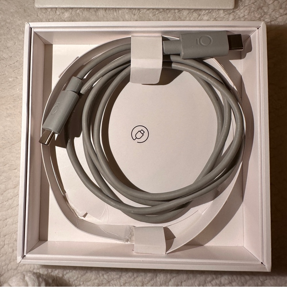 Oura Ring Gen 4 Size 8 Gold Activity Tracker with Charger Box (Great Condition) - Picture 14 of 15